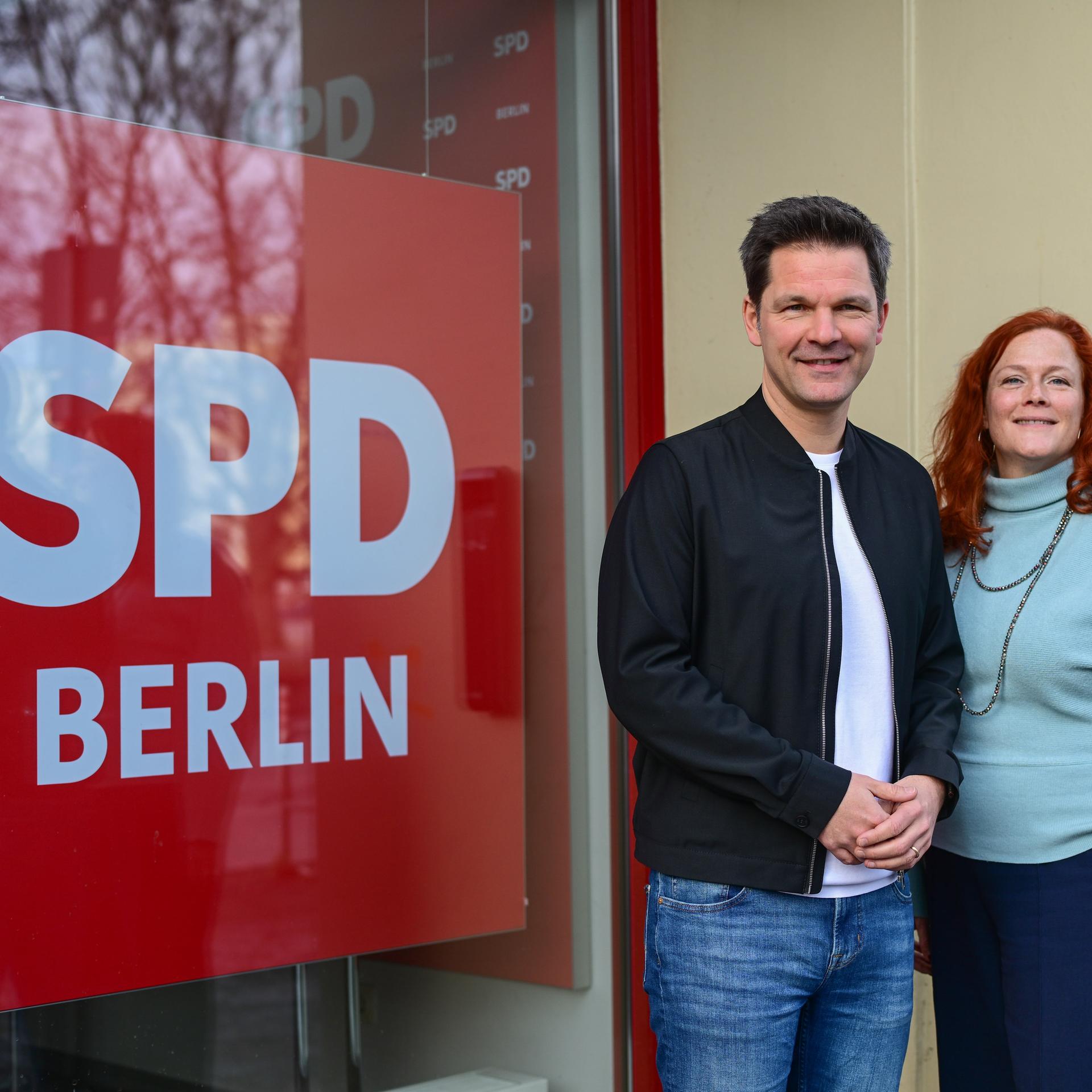 Steffen Krach, SPD-Spitzenkandidat für die Wahl zum Berliner Abgeordnetenhaus 2026, steht neben Bettina König - beide sind Vorsitzende der SPD Berlin.