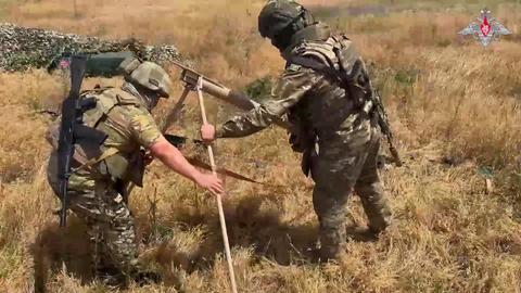 Auf diesem Foto aus einem vom Pressedienst des russischen Verteidigungsministeriums verbreiteten Video bereiten russische Soldaten eine Lantset-Drohne für den Abschuss auf ukrainische Stellungen an einem nicht näher bezeichneten Ort in der Ukraine vor. 