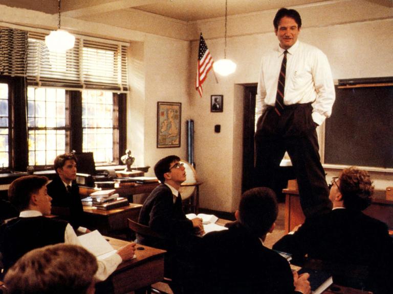 Filmszene aus dem Film "Der Club der toten Dichter" mit dem US-Schauspieler Robin Williams als Lehrer. Er steht auf einem Tisch.