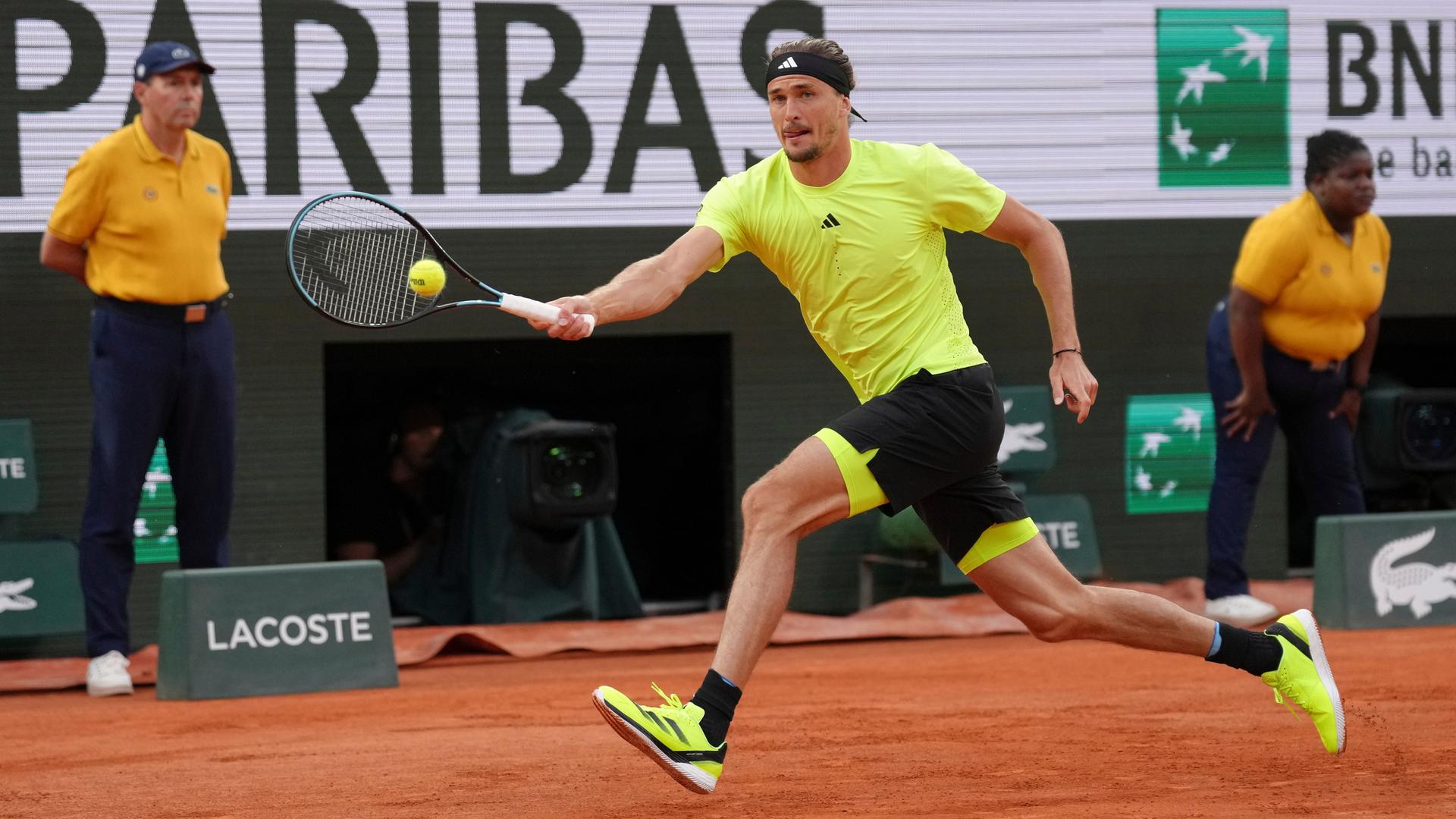 Das Bild zeigt Alexander Zverev beim Retournieren. Er ist mit seinem Schläger in der rechten Hand zum Ball gerannt und nimmt ihn mit der Vorhand an. Das Bild zeigt Alexander Zverev beim Retournieren. Er ist mit seinem Schläger in der rechten Hand zum Ball gerannt und nimmt ihn mit der Vorhand an.