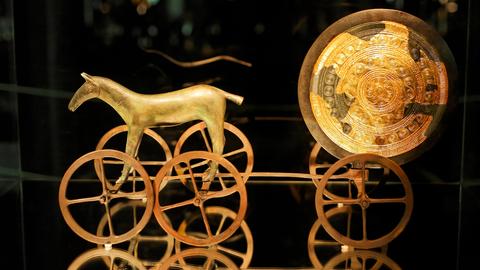 Der Sonnenwagen von Trundholm aus Bronze und Gold steht heute im Nationalmuseum Kopenhagen, Dänemark