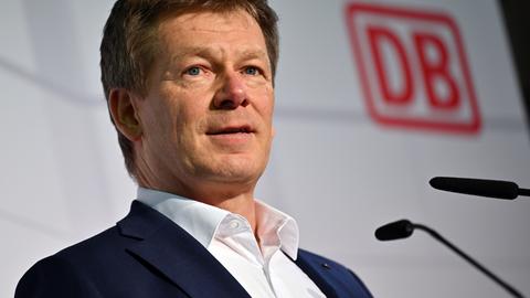 Richard Lutz, Vorstandsvorsitzender der Deutschen Bahn, spricht bei einer Veranstaltung. 
