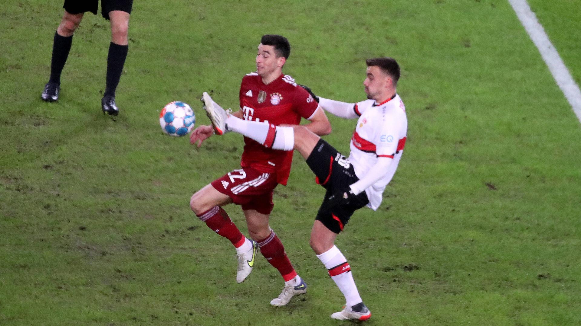 Spieler von Stuttgart und Bayern kämpfen um den Ball