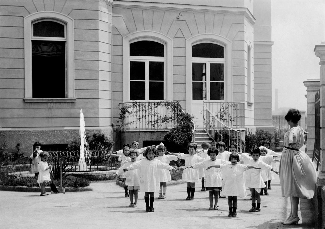 Ein Montessori-Kinderhaus in Neapel, aufgenommen zwishen 1920 und 1930.