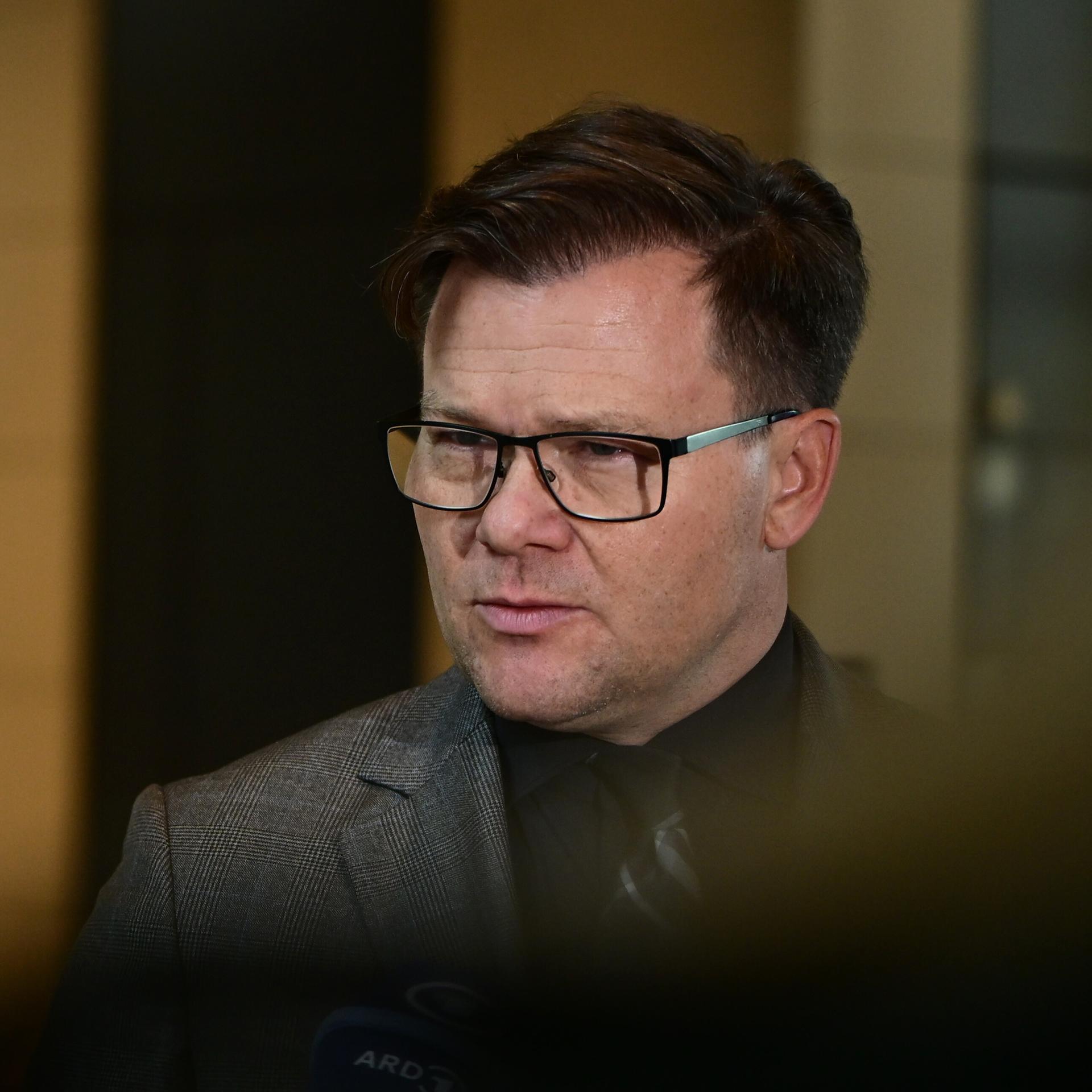 Bundesumweltminister Carsten Schneider Das Foto zeigt ein Poträt von ihm. 
