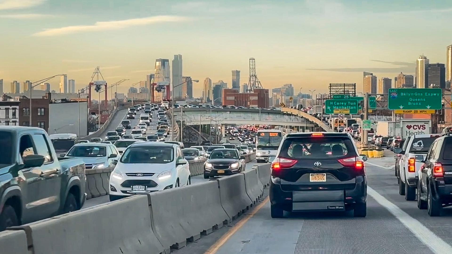 Auf einer mehrspurigen Straße in New York staut sich der Verkehr. Auf einer mehrspurigen Straße in New York staut sich der Verkehr.