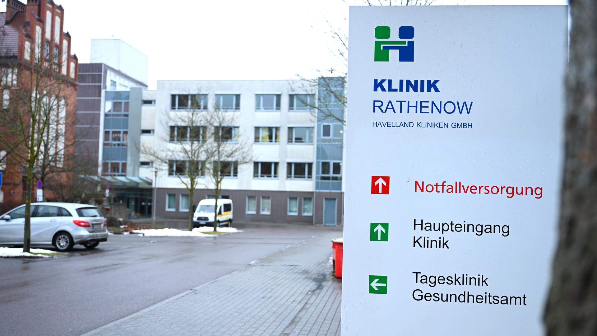 Ein Schild weist auf die Klinik der Havelland-Klinikgruppe in Rathenow hin. Nach dem Missbrauchsverdacht gegen einen Kinderarzt hat die Havelland-Klinikgruppe einen externen Experten und eine Sonderbeauftragte zur Aufarbeitung des Falls am Krankenhaus eingesetzt.