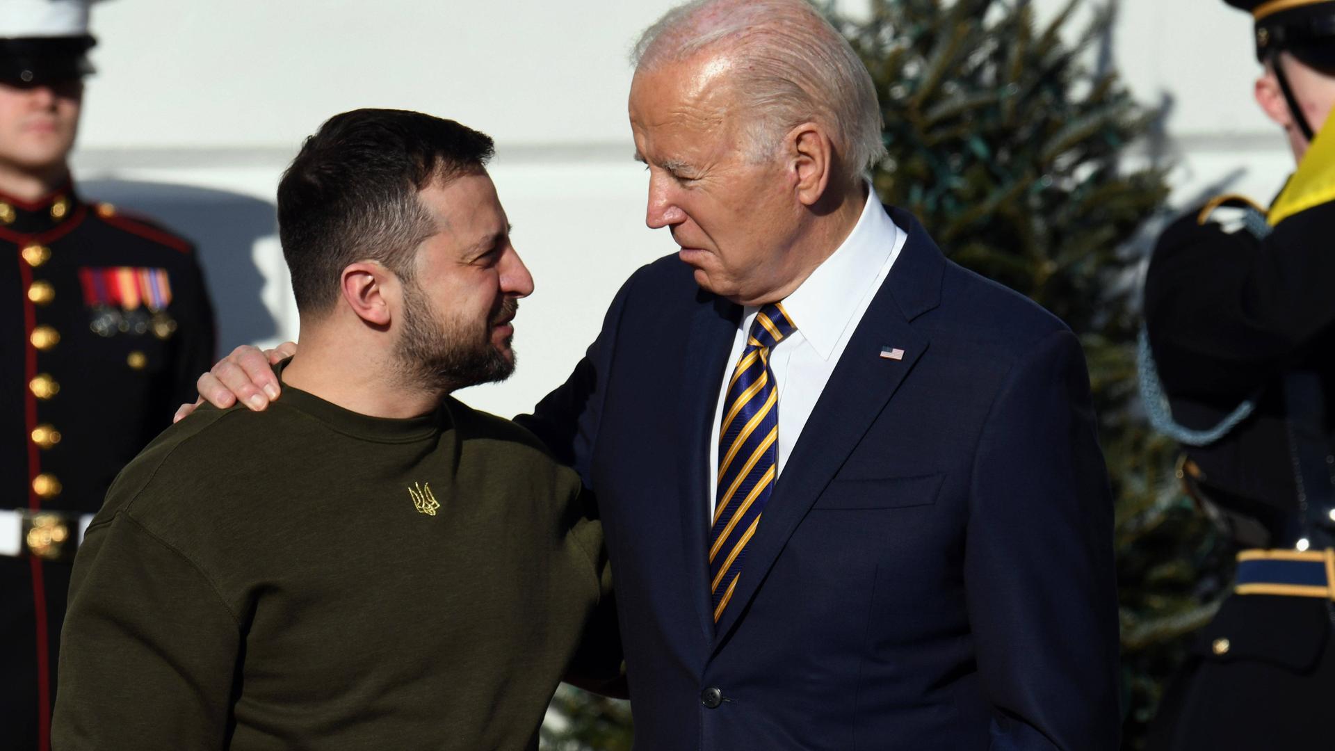 US-Präsident Biden legt dem ukrainischen Präsidenten Selenskyj in Washington den Arm um die Schulter.