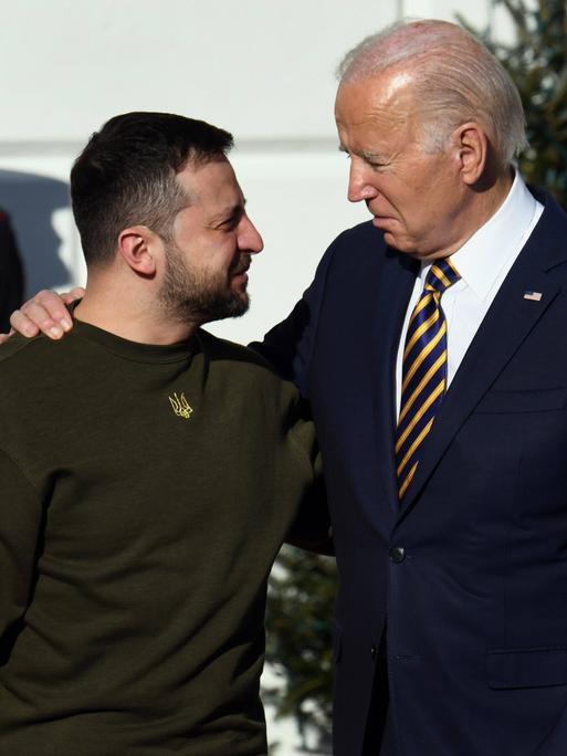 US-Präsident Joe Biden legt dem ukrainischen Präsidenten Wolodymyr Selenskyj in Washington den Arm um die Schulter.