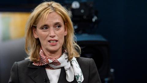 Bundesfamilienministerin und stellvertretende CDU-Vorsitzende Karin Prien sitzt in einem Fernsehstudio und spricht.