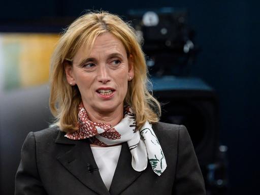 Bundesfamilienministerin und stellvertretende CDU-Vorsitzende Karin Prien sitzt in einem Fernsehstudio und spricht. Bundesfamilienministerin und stellvertretende CDU-Vorsitzende Karin Prien sitzt in einem Fernsehstudio und spricht.