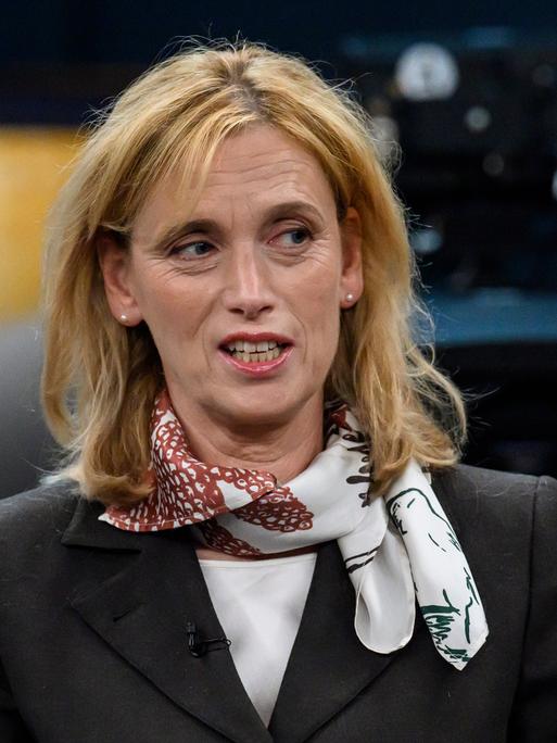 Bundesfamilienministerin und stellvertretende CDU-Vorsitzende Karin Prien sitzt in einem Fernsehstudio und spricht. Bundesfamilienministerin und stellvertretende CDU-Vorsitzende Karin Prien sitzt in einem Fernsehstudio und spricht.