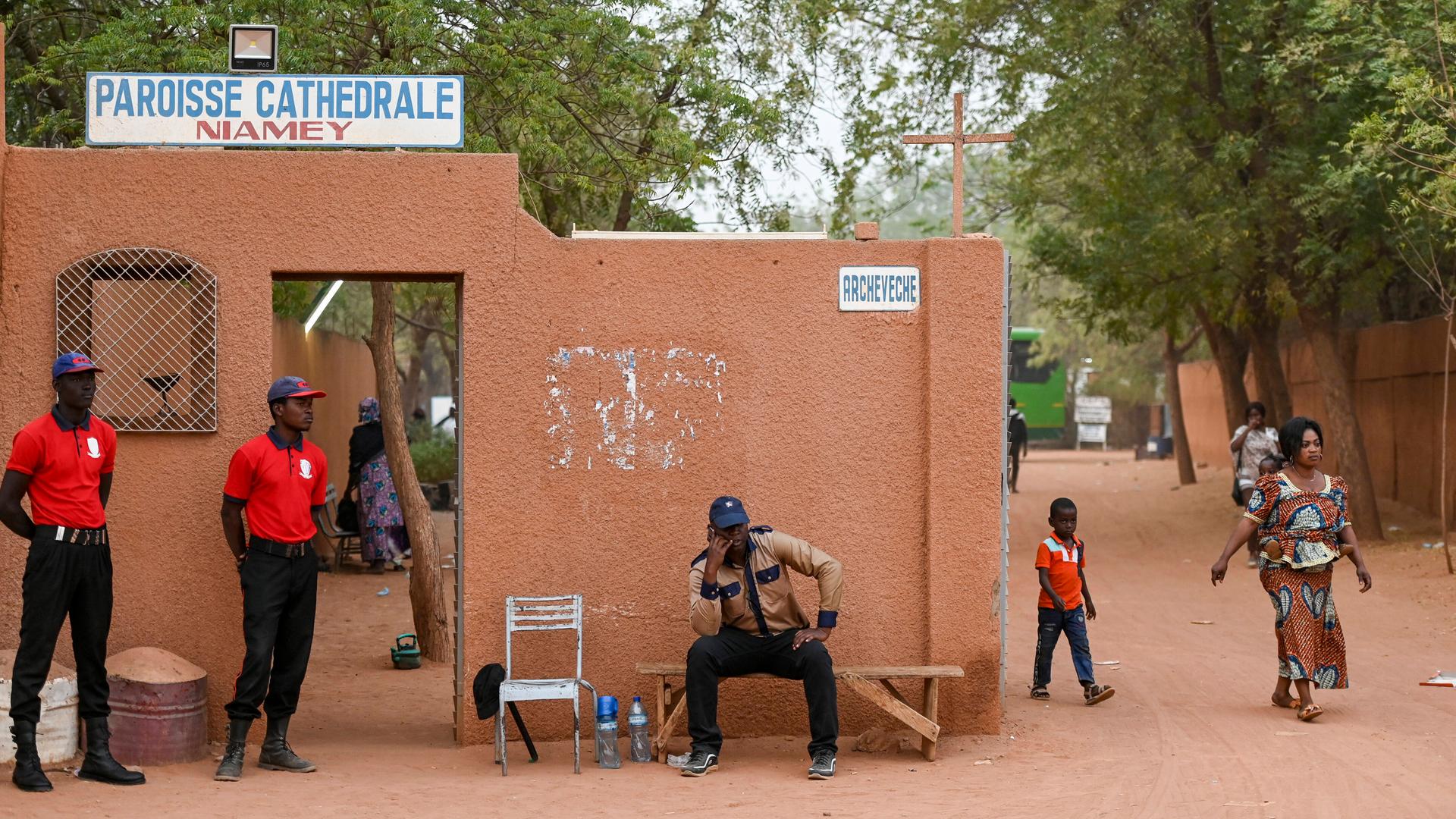 Kathedrale mit Wachdienst, im Niger wurden schon mehrfach christliche Einrichtungen attackiert Niamey Niger