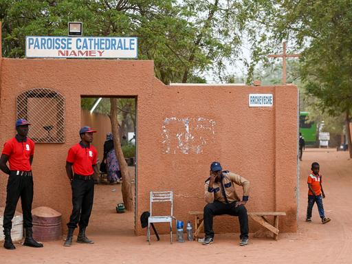 Kathedrale mit Wachdienst, im Niger wurden schon mehrfach christliche Einrichtungen attackiert Niamey Niger Kathedrale mit Wachdienst, im Niger wurden schon mehrfach christliche Einrichtungen attackiert Niamey Niger