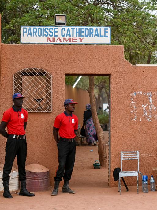 Kathedrale mit Wachdienst, im Niger wurden schon mehrfach christliche Einrichtungen attackiert Niamey Niger Kathedrale mit Wachdienst, im Niger wurden schon mehrfach christliche Einrichtungen attackiert Niamey Niger