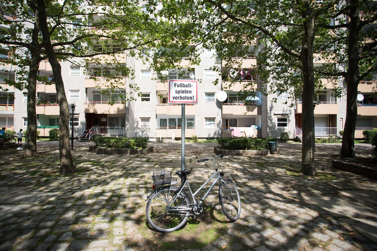 Ein Schild mit der Aufschrift "Fußballspielen verboten" steht am 21.07.2017 im Gesundbrunnen in Berlin an dem Ort, wo sich bis 1974 das legendäre Stadion Plumpe befand. 