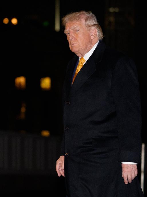 Donald Trump in dunklem Anzug