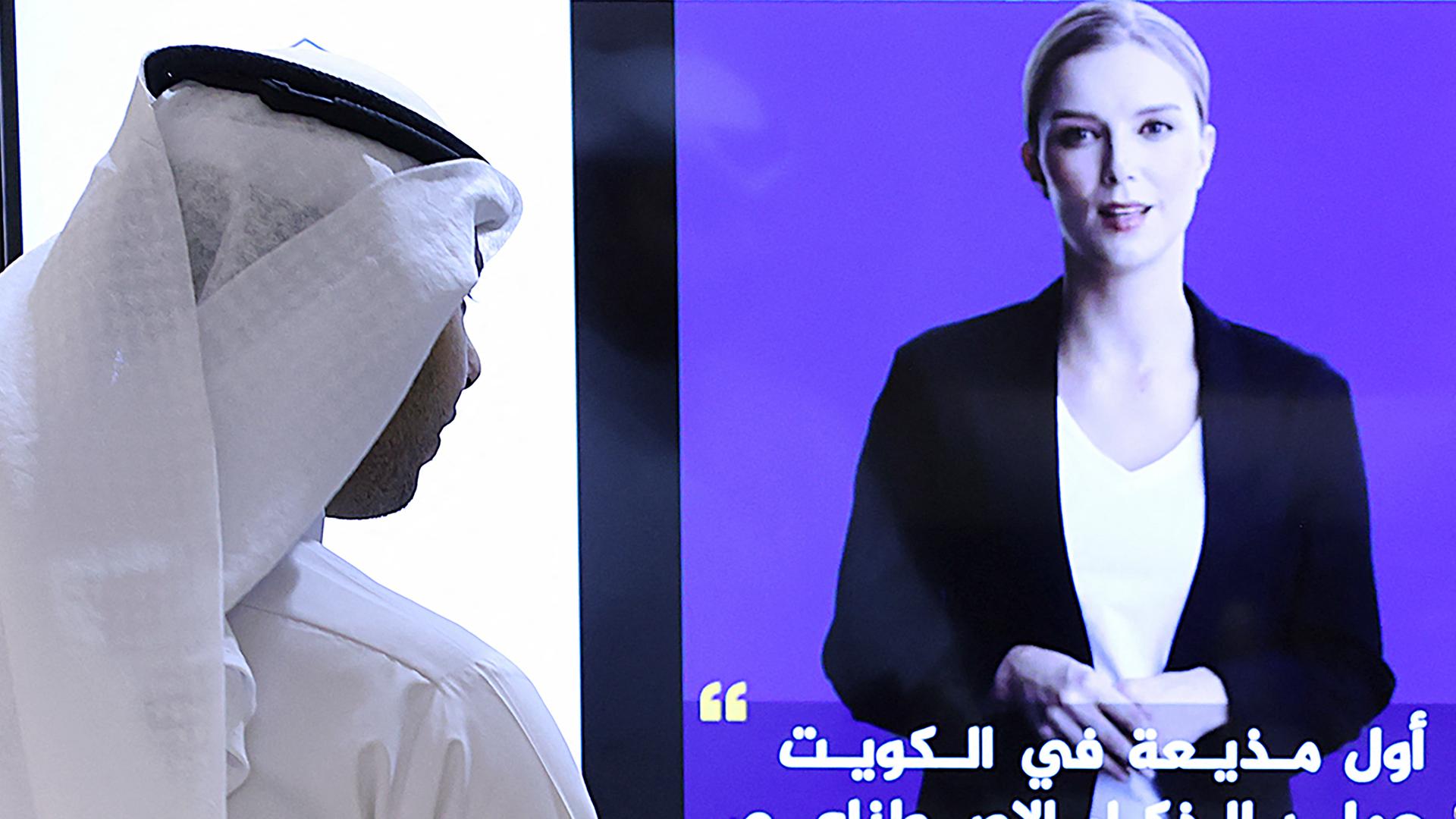 Ein Journalist sieht sich das Präsentationsvideo an, dass die virtuelle Moderatorin "Fedha" zeigt.