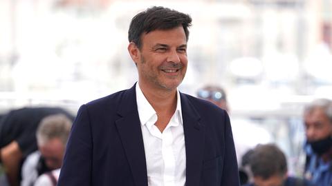 Der Regisseur François Ozon lächelt in die Kamera.