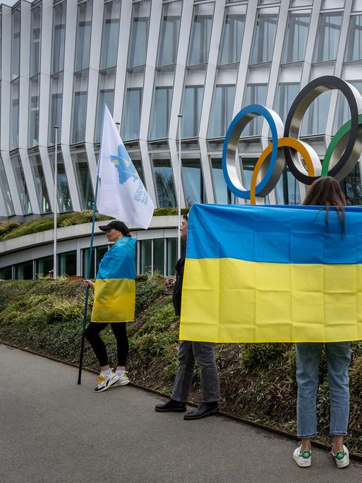 Proteste vor der IOC-Zentrale in Lausanne gegen die Zulassung von Russland und Belarus
