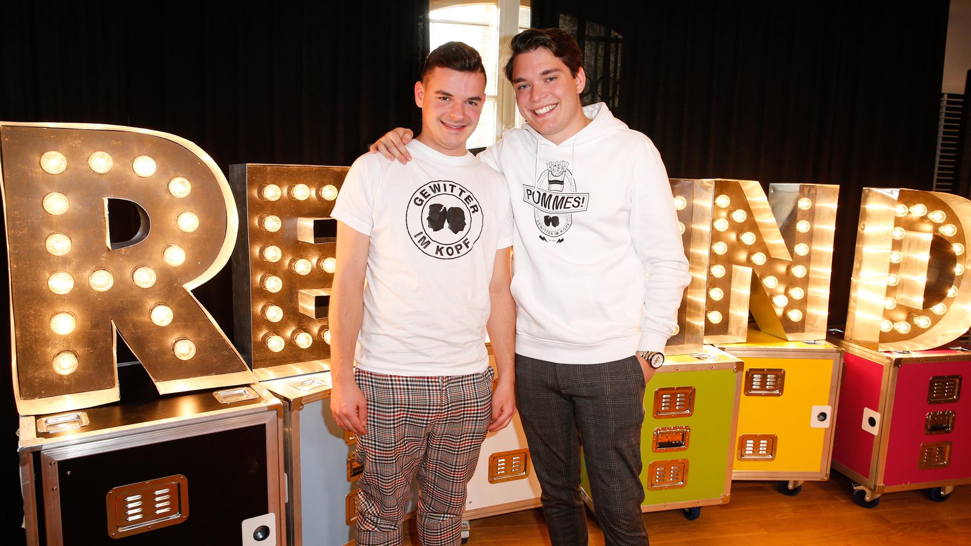 Jan Zimmermann (l) und Tim Lehmann (Gewitter im Kopf - Leben mit Tourette) als Gäste bei dem Screening des "YouTube Rewind" im YouTube Space. 