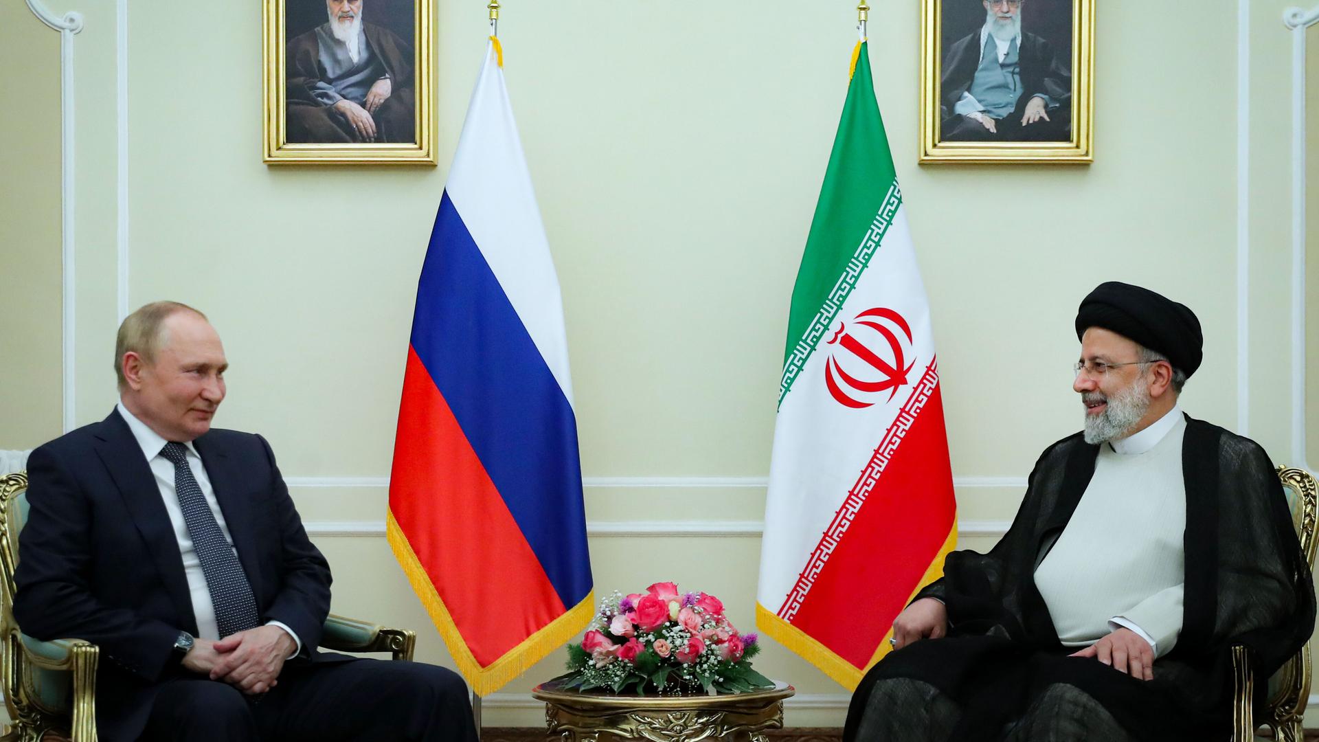 Russlands Präsident Vladimir Putin trifft in Teheran den iranische Präsident Ebrahim Raisi 