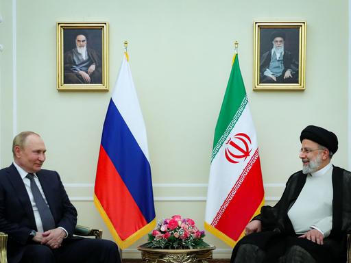 Russlands Präsident Vladimir Putin trifft in Teheran den iranische Präsident Ebrahim Raisi 