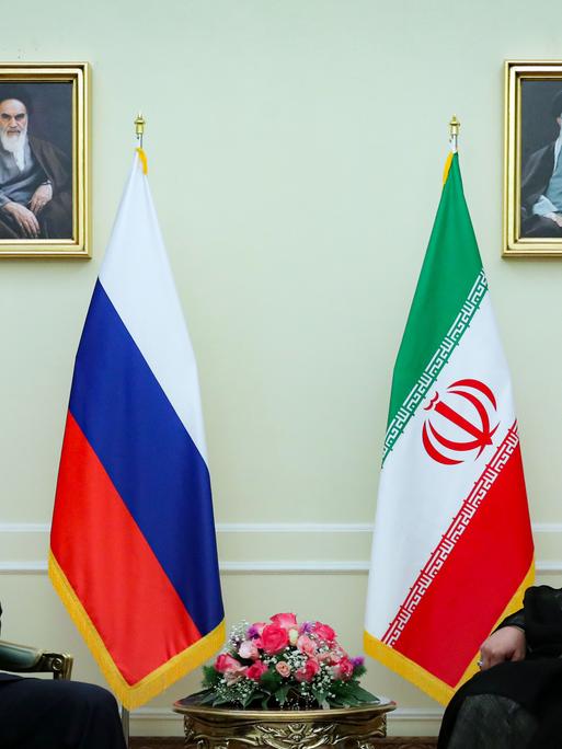 Russlands Präsident Vladimir Putin trifft in Teheran den iranische Präsident Ebrahim Raisi 