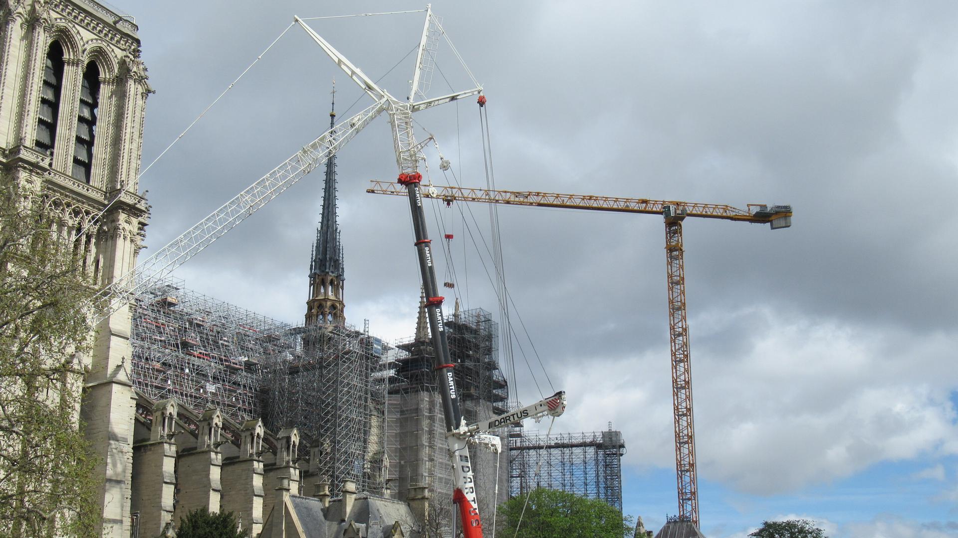Große Teile der Pariser Kathedrale Notre-Dame sind auch fünf Jahre nach dem Grossbrand am 15. April 2019 noch eingerüstet.