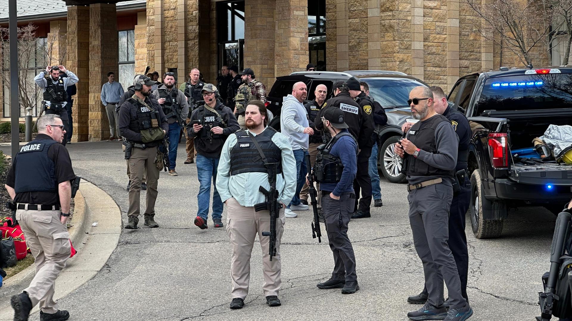 Bewaffnete Sicherheitskräfte an der Synagoge in West Bloomfield Township in Michigan. 