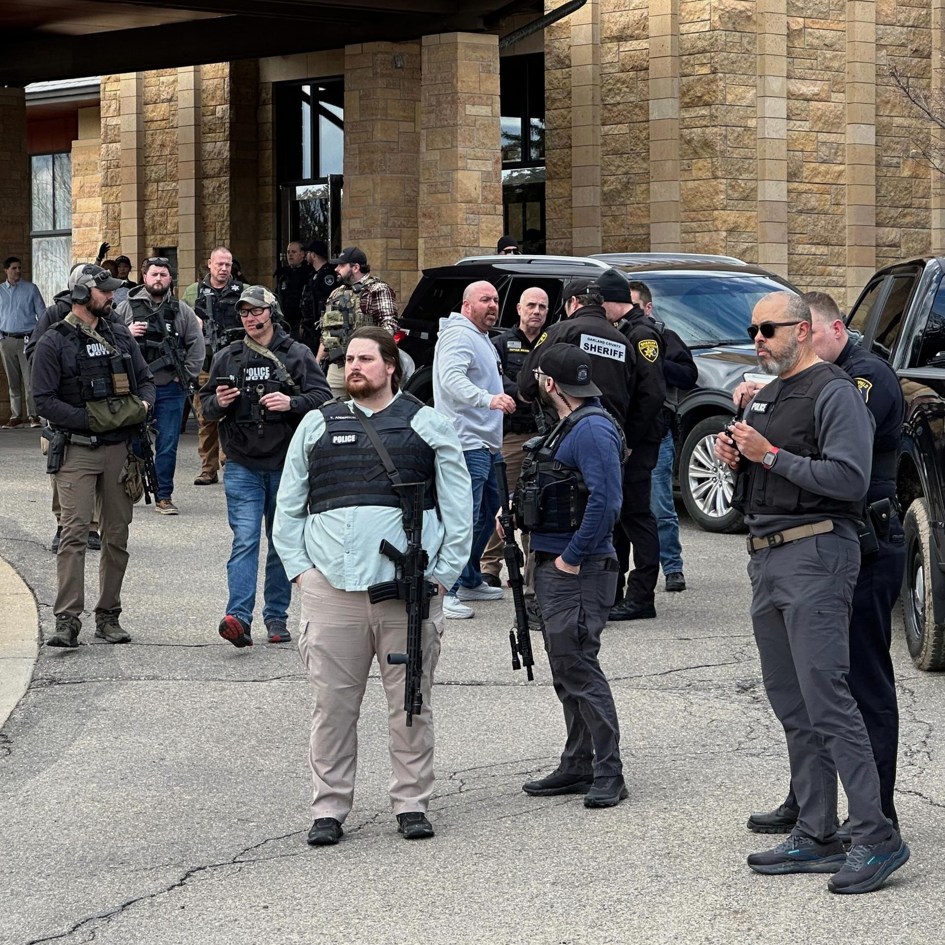 Bewaffnete Sicherheitskräfte an der Synagoge in West Bloomfield Township in Michigan. 