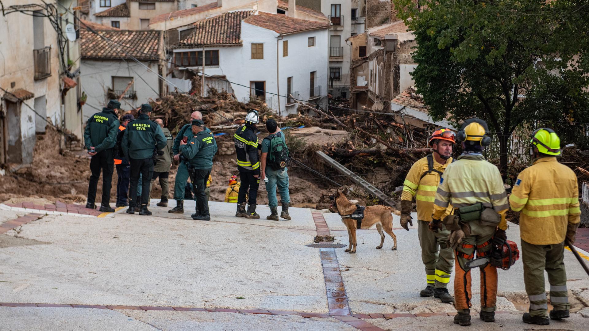 Spanien, Letur: Feuerwehrleute und Beamte der Guardia Civil arbeiten nach Überflutungen in einem betroffenen Gebiet. 