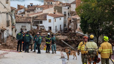 Spanien, Letur: Feuerwehrleute und Beamte der Guardia Civil arbeiten nach Überflutungen in einem betroffenen Gebiet. 