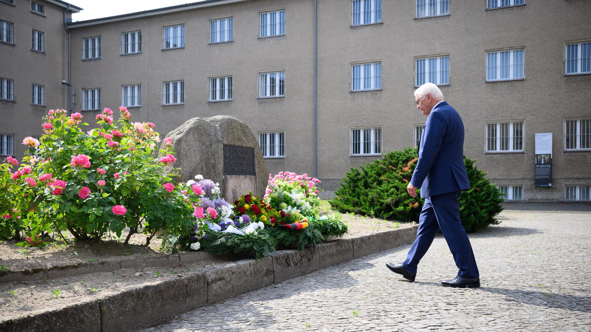 Bundespräsident Frank-Walter Steinmeier besucht die Gedenkstätte Berlin-Hohenschönhausen und legt dort einen Kranz nieder. Bundespräsident Frank-Walter Steinmeier besucht die Gedenkstätte Berlin-Hohenschönhausen und legt dort einen Kranz nieder.