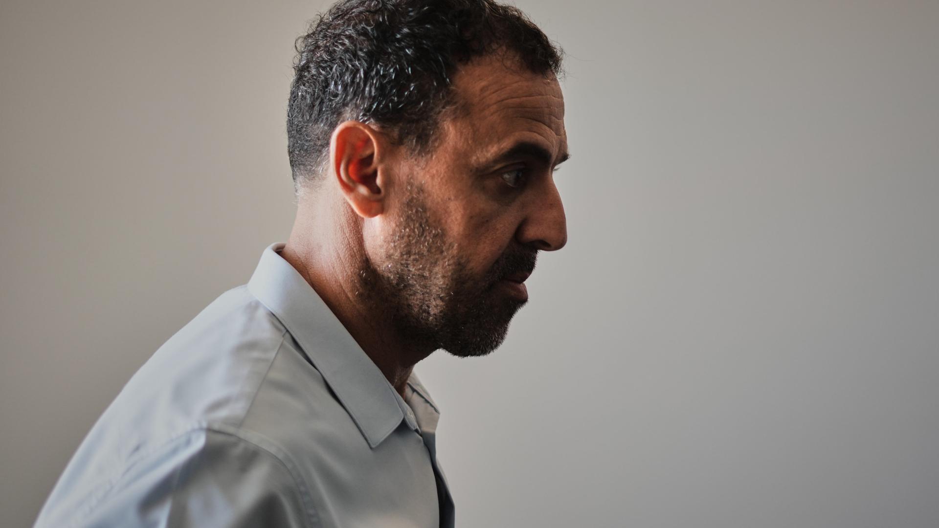 Ein Mann in Anzug, im Profil. Er blickt ernst: der Israeli Eli Sharabi, ehemals Geisel der Hamas.
Ein Mann in Anzug, im Profil. Er blickt ernst: der Israeli Eli Sharabi, ehemals Geisel der Hamas.