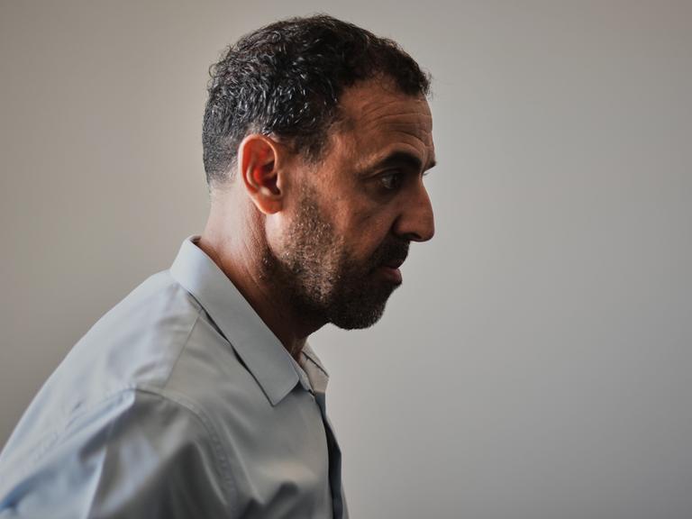 Ein Mann in Anzug, im Profil. Er blickt ernst: der Israeli Eli Sharabi, ehemals Geisel der Hamas.
