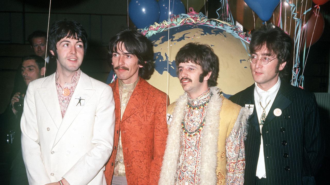 Foto der Beatles von 01/06/67:  Paul McCartney, George Harrison, Ringo Starr und John Lennon in einem Plattenstudio in London.