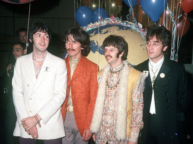 Foto der Beatles von 01/06/67:  Paul McCartney, George Harrison, Ringo Starr und John Lennon in einem Plattenstudio in London.