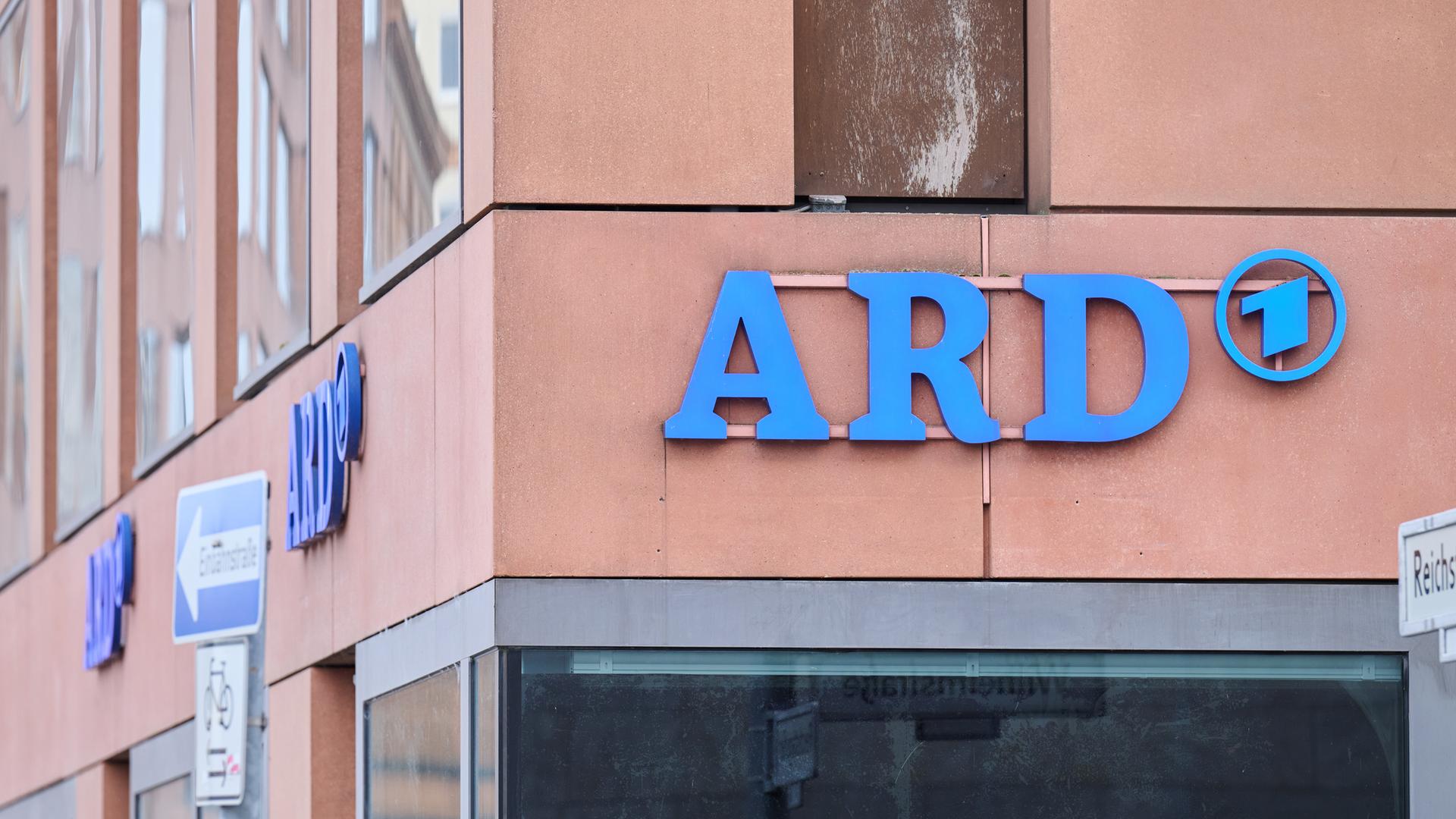 ARD Logos auf dem Haus des ARD-Hauptstadtstudios. 