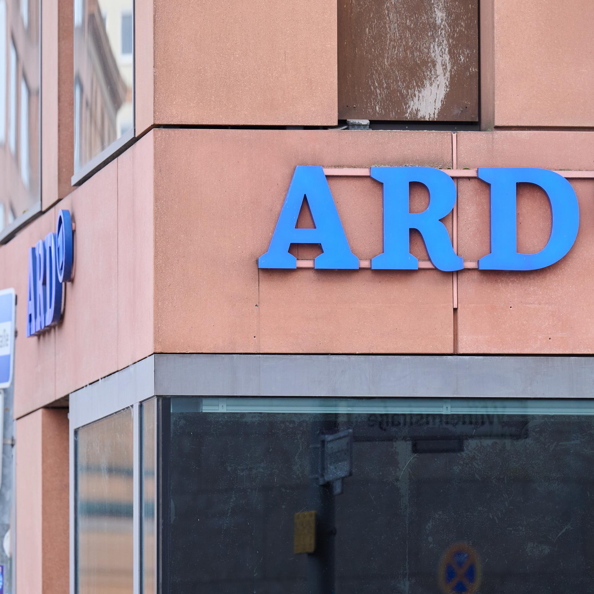 ARD Logos auf dem Haus des ARD-Hauptstadtstudios. 