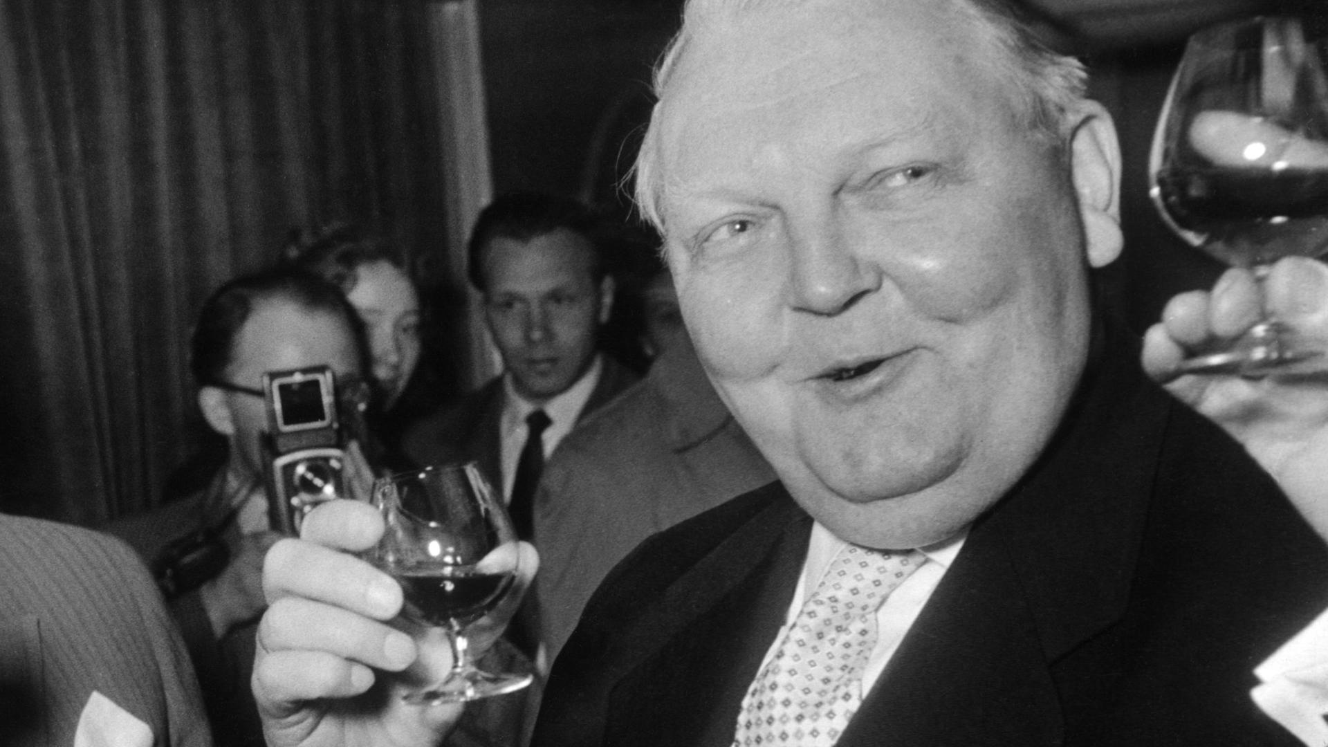 Wirtschaftsminister Ludwig Erhard mit Glas (auf der Industriemesse in Hannover 1956)