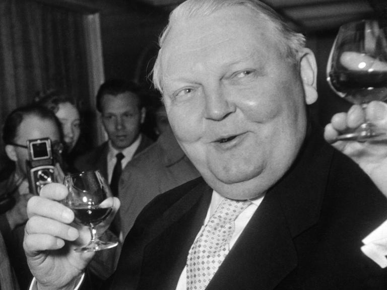 Wirtschaftsminister Ludwig Erhard mit Glas (auf der Industriemesse in Hannover 1956)