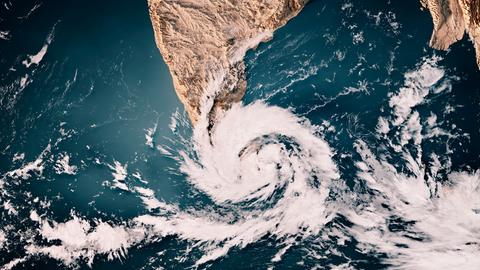 3D-Rendering einer topografischen Karte des Indischen Ozeans mit den Wolken eines Zyklon in der Nähe von Sri Lanka und Südindien 2025. Alle Quelldaten sind öffentlich zugänglich.
