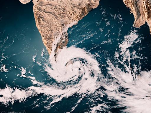 3D-Rendering einer topografischen Karte des Indischen Ozeans mit den Wolken eines Zyklon in der Nähe von Sri Lanka und Südindien 2025. Alle Quelldaten sind öffentlich zugänglich.