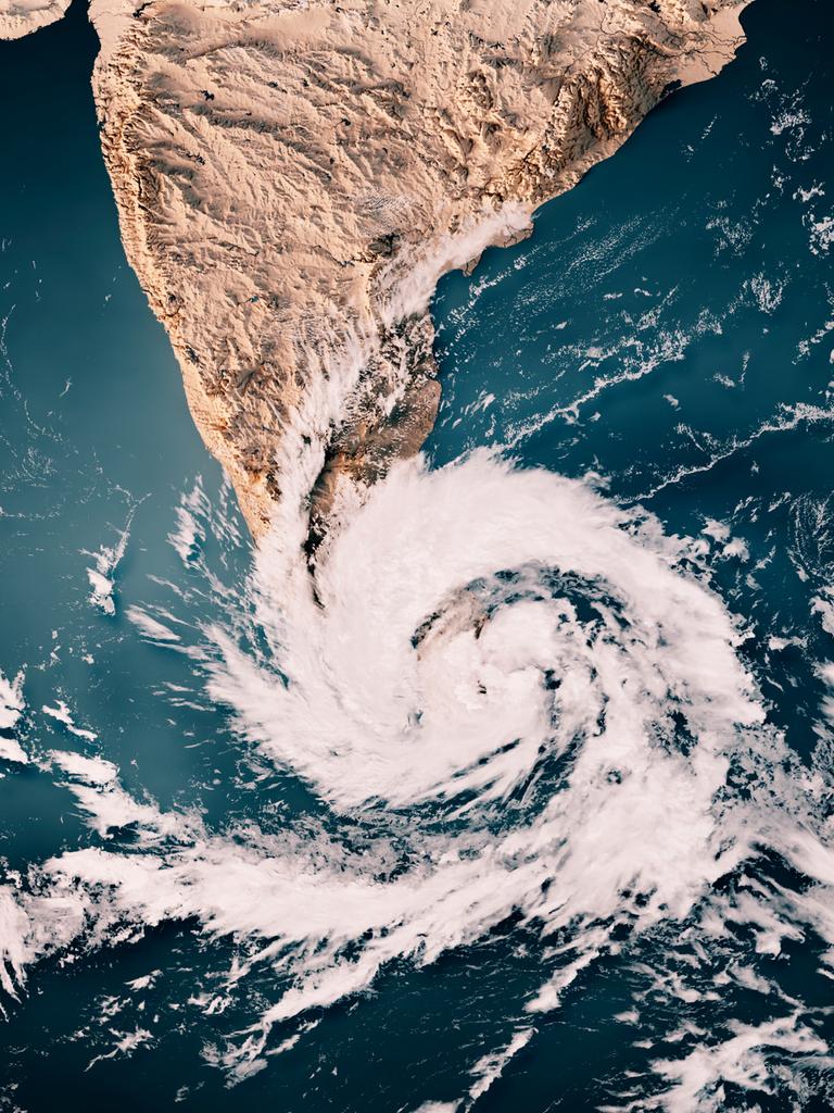 3D-Rendering einer topografischen Karte des Indischen Ozeans mit den Wolken eines Zyklon in der Nähe von Sri Lanka und Südindien 2025. Alle Quelldaten sind öffentlich zugänglich.