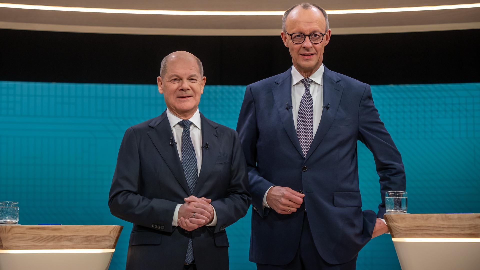 Bundeskanzler Olaf Scholz (SPD, l), steht neben Friedrich Merz, Unions Kanzlerkandidat und CDU Bundesvorsitzender, vor dem TV-Duell von ARD und ZDF.