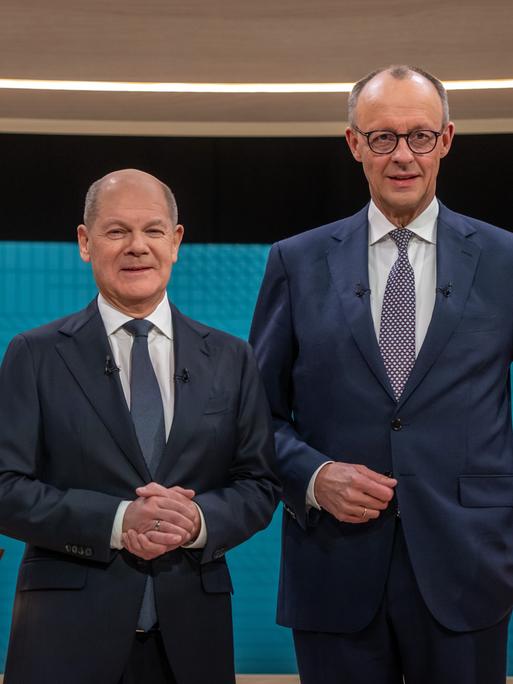 Bundeskanzler Olaf Scholz (SPD, l), steht neben Friedrich Merz, Unions Kanzlerkandidat und CDU Bundesvorsitzender, vor dem TV-Duell von ARD und ZDF.