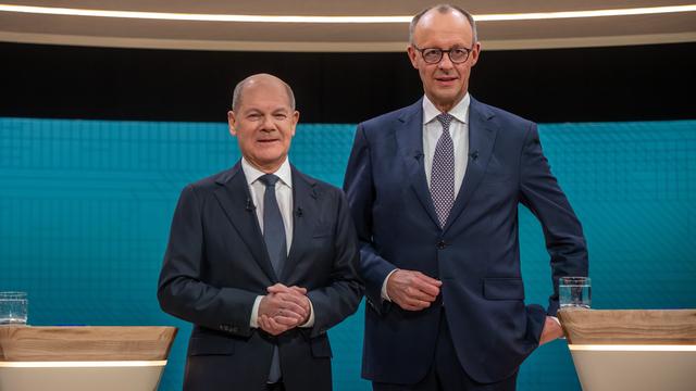 Bundeskanzler Olaf Scholz (SPD, l), steht neben Friedrich Merz, Unions Kanzlerkandidat und CDU Bundesvorsitzender, vor dem TV-Duell von ARD und ZDF.