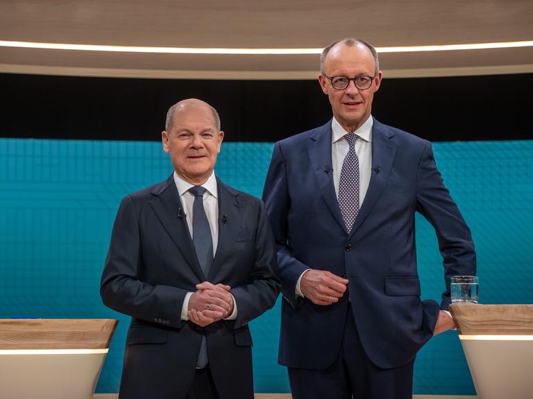 Bundeskanzler Olaf Scholz (SPD, l), steht neben Friedrich Merz, Unions Kanzlerkandidat und CDU Bundesvorsitzender, vor dem TV-Duell von ARD und ZDF.