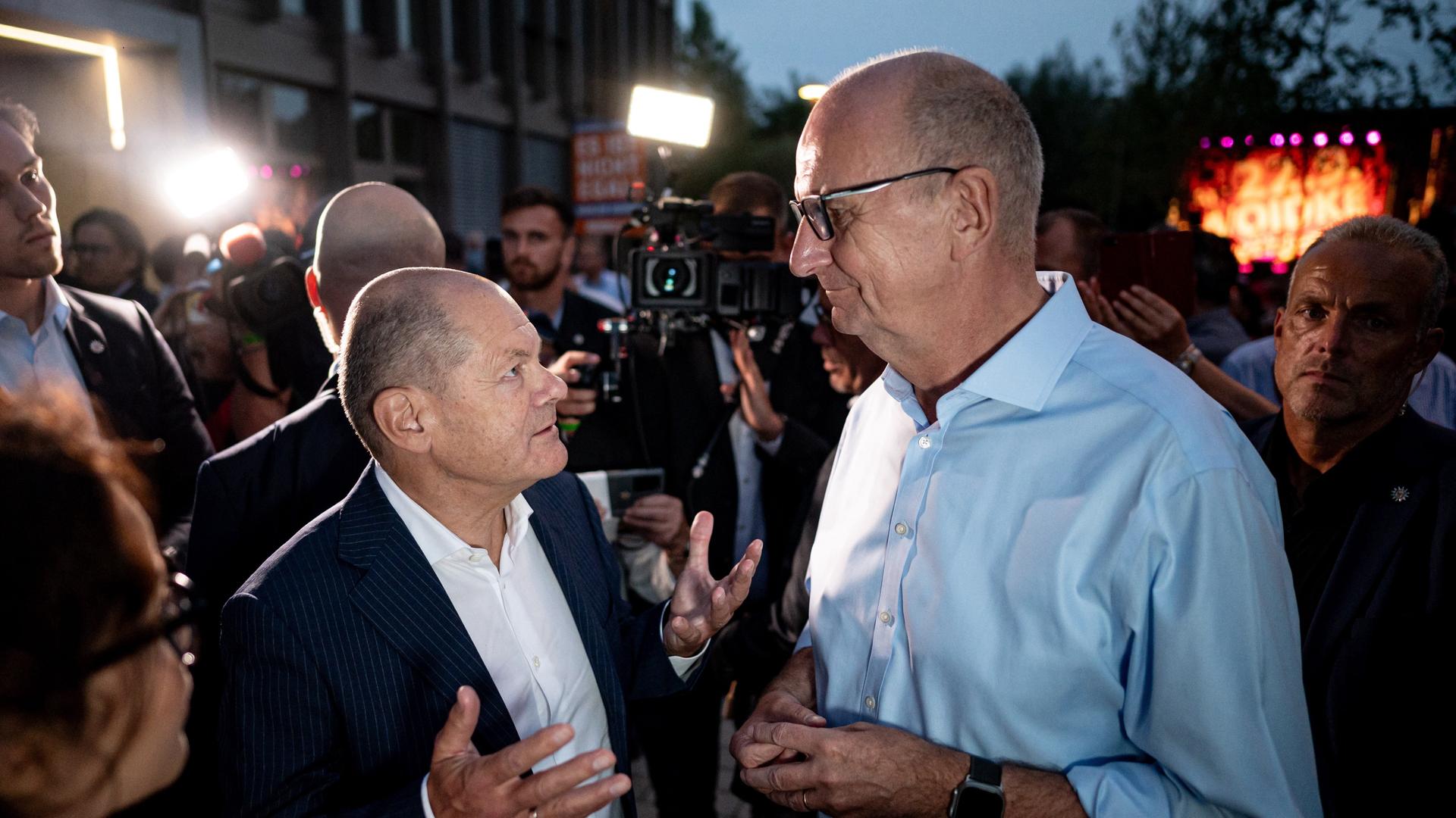 Dietmar Woidke (SPD, r), Brandenburgs Ministerpräsident, begrüßt Bundeskanzler Olaf Scholz (SPD) auf dem SPD-Sommerfest in Potsdam.